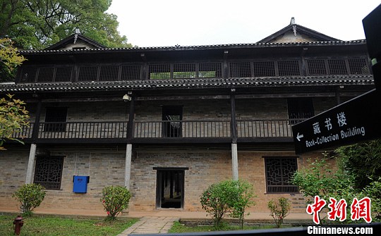曾国藩故居的精华部分是藏书楼,曾藏书达30多万卷,系中国保存完好的最