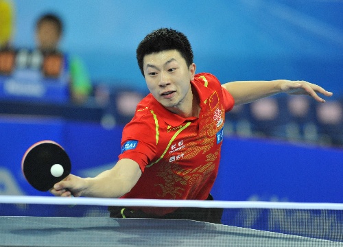 图文:乒乓球世界杯男团夺冠 马龙在比赛中