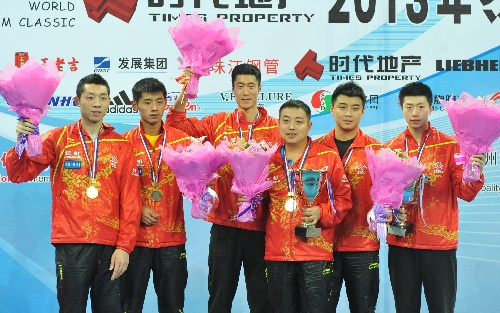 图文:乒乓球世界杯男团夺冠 男队在领奖台上
