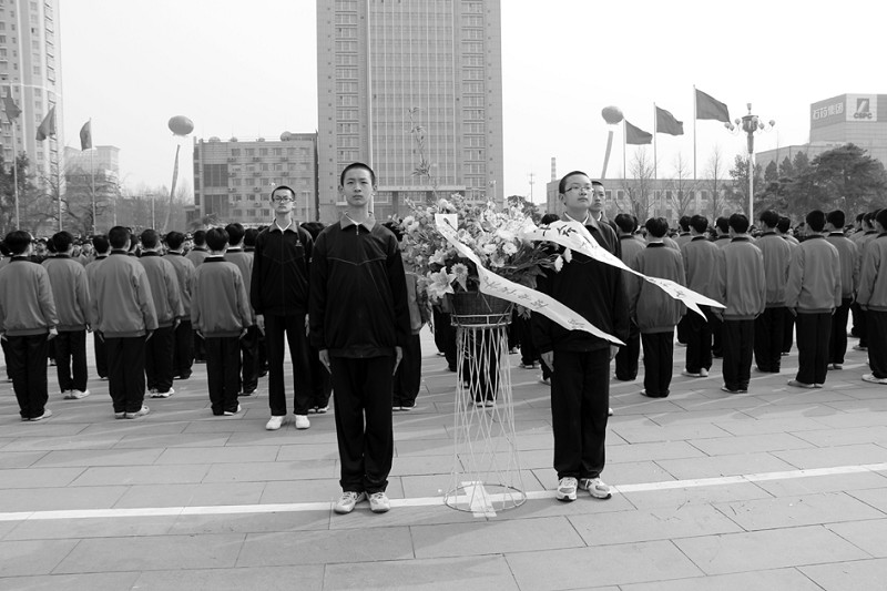 石四十中师生祭奠先烈