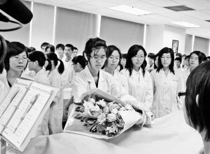 开课前,慈济大学医学院学生会对"大体老师"表示感恩.