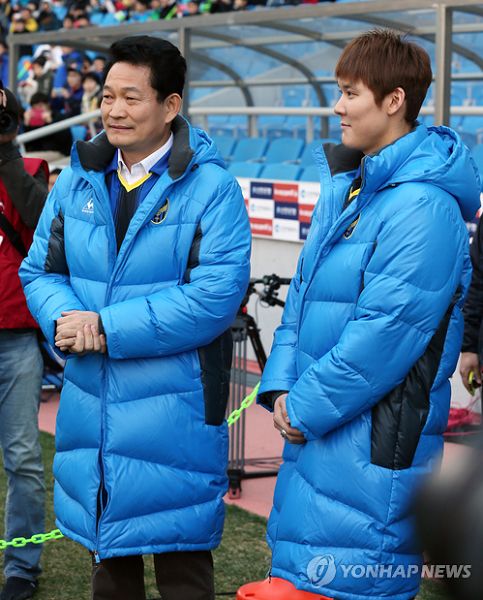 图文:朴泰桓助阵韩国K联赛 与主教练