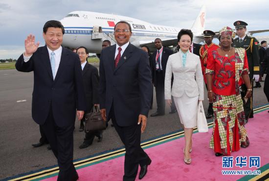 3月24日，国家主席习近平乘专机抵达达累斯萨拉姆尼雷尔国际机场，开始对坦桑尼亚进行国事访问。坦桑尼亚总统基奎特和夫人到机场迎接习近平和夫人彭丽媛。 兰红光 摄 新华网