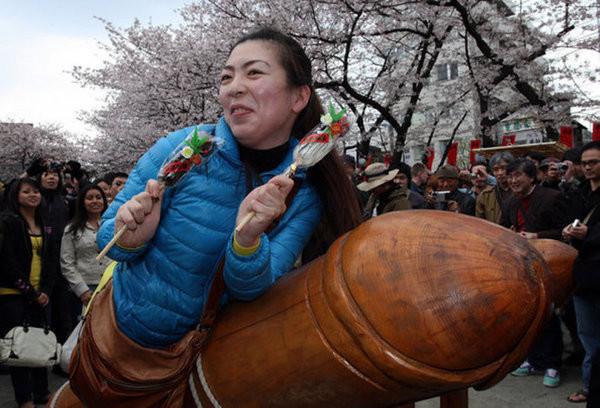 睾丸烹饪节惹争议 盘点各国变态节日(组图)