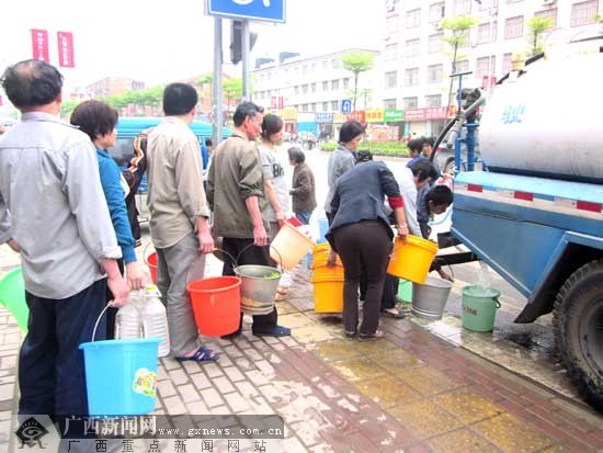 居民们排队接水.记者 李平平摄