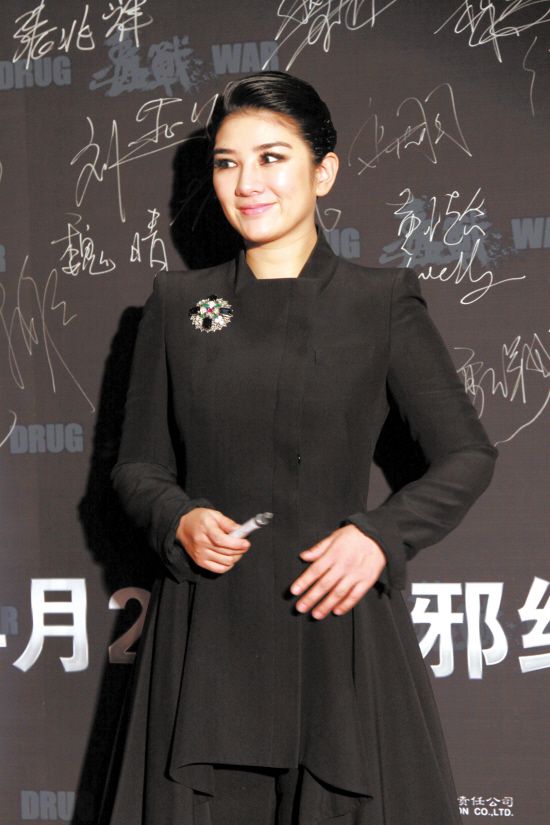 黄奕产后首亮相助阵《毒战》 笑称拍戏比生子还难