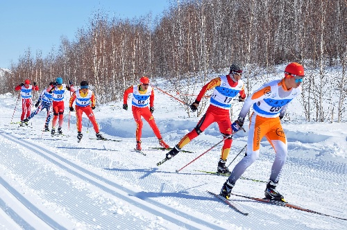 图文:全国越野滑雪冠军赛 选手们列成一排