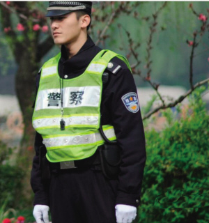 网友@"疯人阿伟"发的帅交警照片