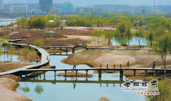 银滩湿地公园自去年主汛期被洪水冲毁后,经过园林部门清淤,修建河滩