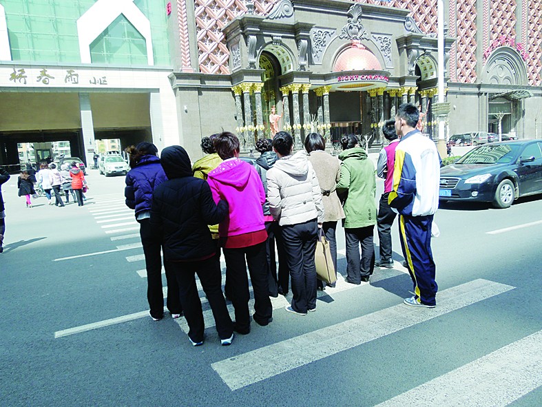 石家庄裕华路方北段:8岁女童横穿马路被撞(图)