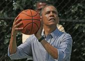 组图：奥巴马22中2成铁神 十岁小孩教总统打球