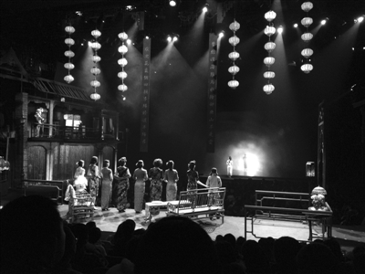 《如梦之梦》所有角色都在环形舞台上表演，其中200多位观众坐在舞台中间凹下去的“莲花池”里