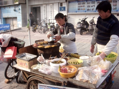 李帮龙夫妇的煎饼摊. 赵磊 摄