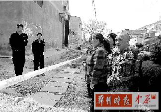 昨日中午，武庄村西南几十户人家被警戒线隔离，部分不能回家的村民站在警戒线外焦急地等候