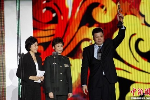 资料图:2012年,老女排队员孙晋芳(左一,陈招娣(左二)为俞觉敏颁奖.