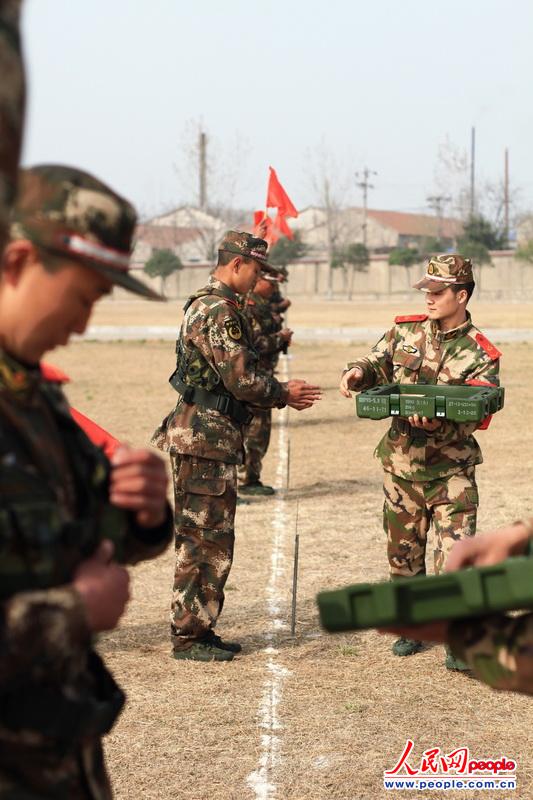 3月28日,蚌埠武警支队新兵正在进行战术考核