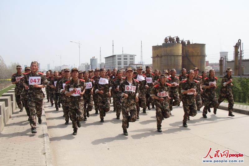 3月28日,蚌埠武警支队新兵正在进行战术考核