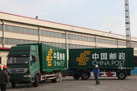 中国邮政速递车厢可卸式全挂列车在扬州进行测试.