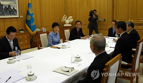 朴槿惠左中在青瓦台主持召开首次外交与安全部门长官级会议。韩联社