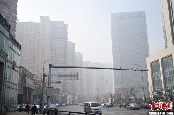 沈阳遭遇中度雾霾天气 路上行人稀少(组图)