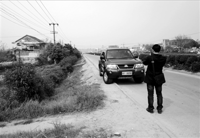 3月30日，一辆用来扫墓的军车停放在合肥市小蜀山公墓附近。新华社发