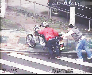 男子骑摩托车横穿马路被撞飞 满脸是血忙藏车