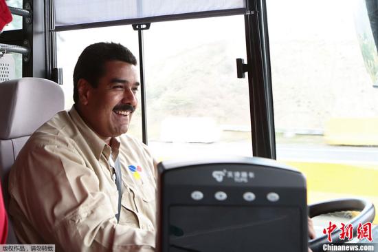 据委内瑞拉总统新闻办公室发布的照片显示，当地时间3月14日，委内瑞拉巴尔加斯，委内瑞拉代总统马杜罗驾驶一辆公共汽车，为已经开始的总统大选造势。