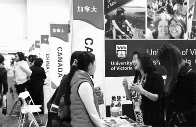 留学展上，参观者与招生学校面对面交流 杨建正 摄