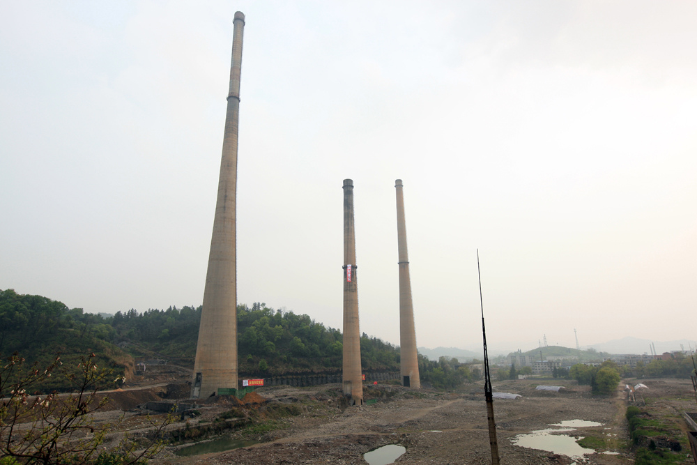 4月1日，矗立在湖南省冷水江市金竹山老电厂三座高烟囱，在20秒内轰然“卧倒”在地爆破成功。谢立松 摄