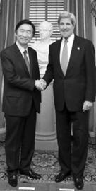 韩国外交通商部长官尹炳世在华盛顿同美国国务卿克里（右）举行会谈 CFP供图