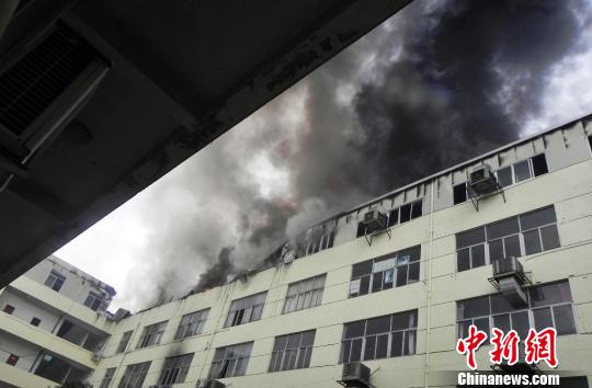 福州一厂房楼顶仓库突发大火，浓烟弥漫近百米。 董依国 摄