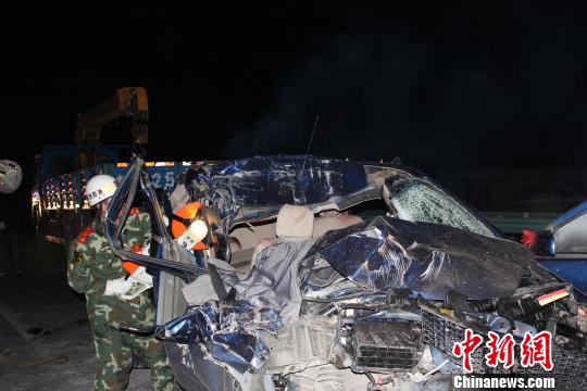 新疆g30高速公路两车追尾1死5重伤(图)