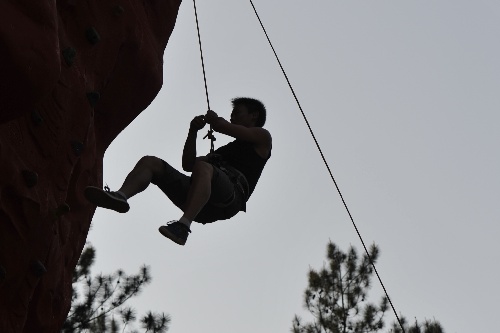 图文:大学生攀岩课程挑战自我 攀岩剪影