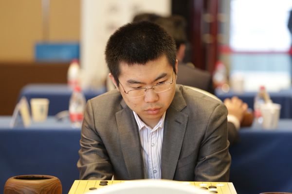 图文2013围甲联赛揭幕战朴文垚紧盯棋盘