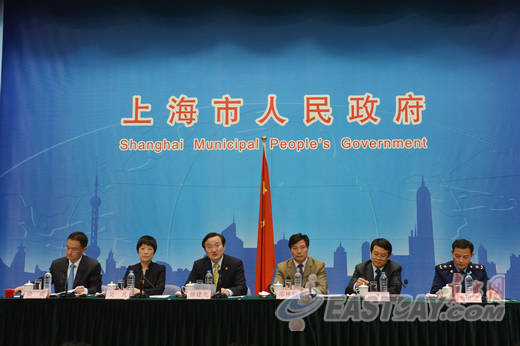 2013年4月5日下午，上海市政府举行新闻发布会，通报上海H7N9禽流感疫情防控工作。（点击图片浏览东方网独家组图）