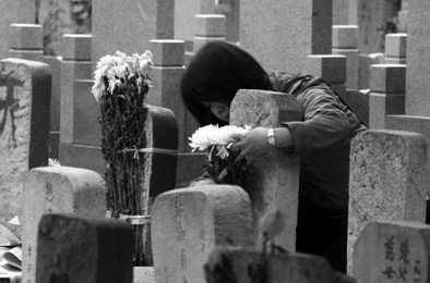 4日,八宝山人民公墓,一位市民正在扫墓。3月2