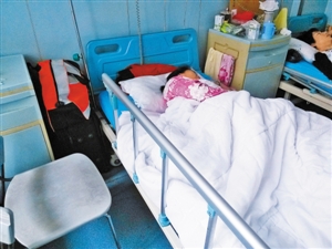 受伤女子至今还住在医院。深圳晚报记者 陈章琦 摄