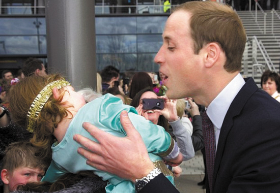 威廉王子遭小萝莉拒吻