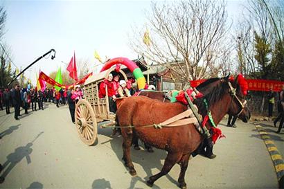 六大节会引21万市民下乡 16万食客吃光万斤草莓