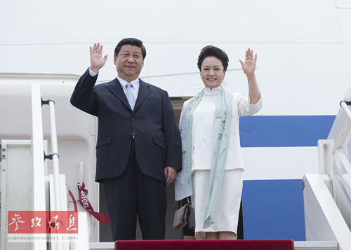 3月29日，习近平主席与夫人彭丽媛抵达布拉柴维尔机场向欢迎人群挥手致意。