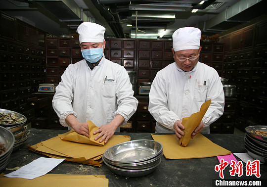 4月7日,记者在浙江省中医院中药房内发现,医师们正在配置中药.