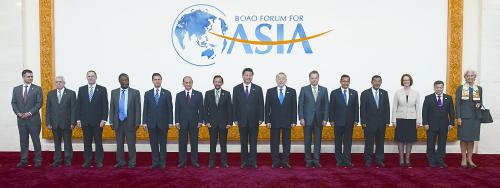 4月7日，国家主席习近平在海南博鳌同出席博鳌亚洲论坛2013年年会的外国领导人和国际组织负责人合影。