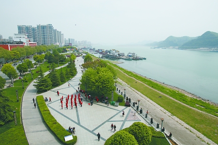 当年宜昌大撤退时的码头如今变成了漂亮的滨江公园. 记者 蒋雨龙 摄