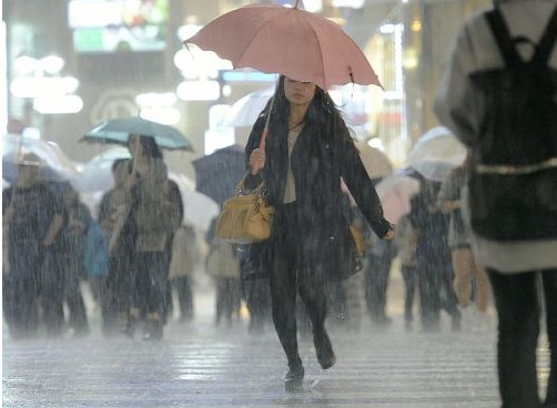 日本各地近期遭遇罕见暴风雨天气