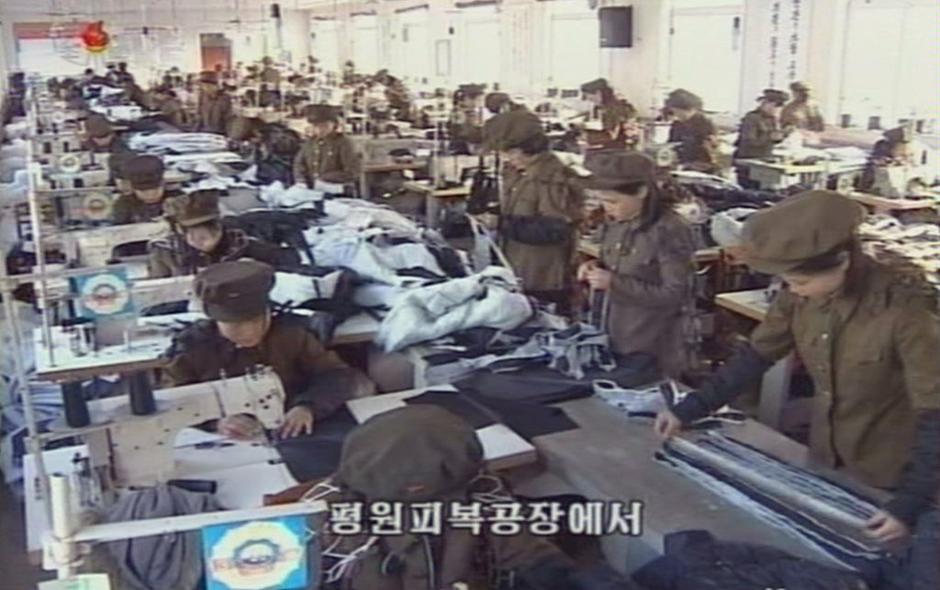 朝鲜女工统一穿工农赤卫队服装工作【高清】(组图)