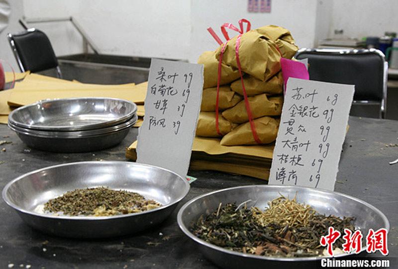 4月7日,中药在浙江省中医院中药房内摆放,桌上看到着已v中药好的鱿鱼.记者仔卵图片