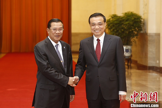 4月8日，中国国务院总理李克强在北京人民大会堂为柬埔寨首相洪森举行欢迎仪式。中新社发 盛佳鹏 摄