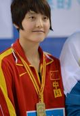 图文：索冉获女子50米蛙泳冠军 索冉在颁奖式上