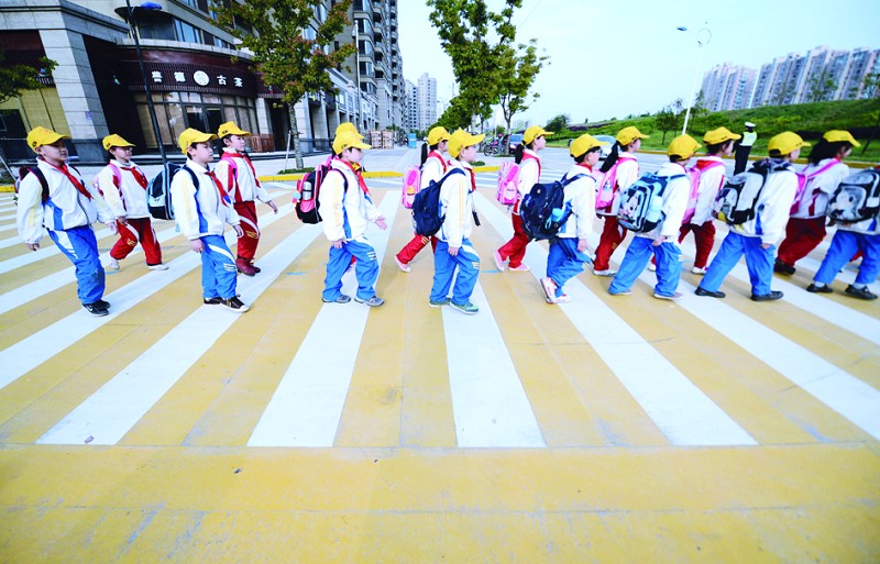 4月8日,九江开发区鹤湖小学三年级学生通过爱心斑马线.