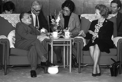 1984年12月19日，邓小平在人民大会堂会见英国首相撒切尔夫人。同日，中英正式签署《联合声明》，英国政府于1997年7月1日把香港交还中国政府。